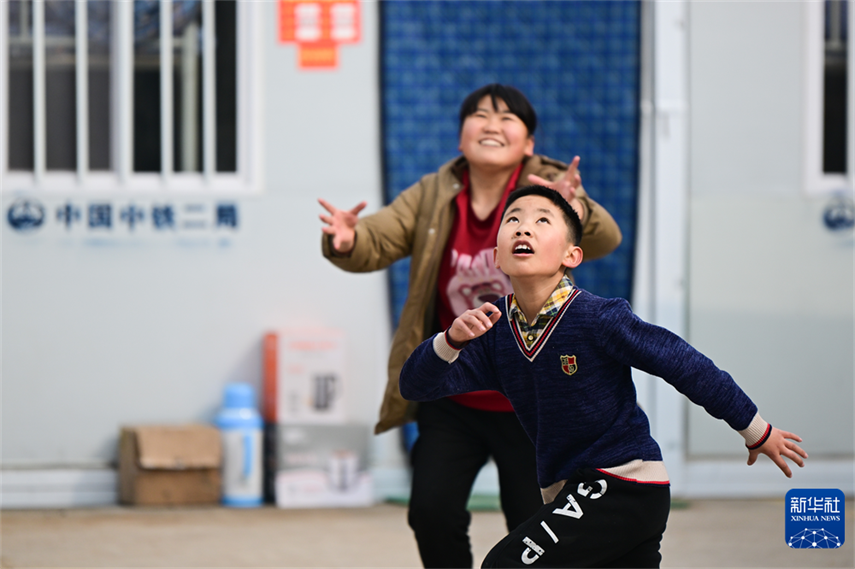 会上这位人大代表突然拿出两张设计图！(图1)