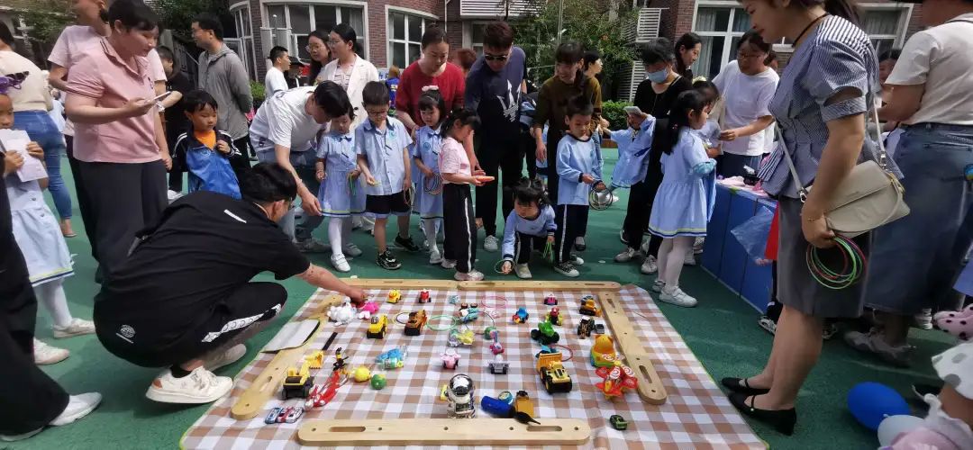 设计摊位、现场买卖！宝山这场慈善义卖让爱在孩子心中生根发芽(图2)