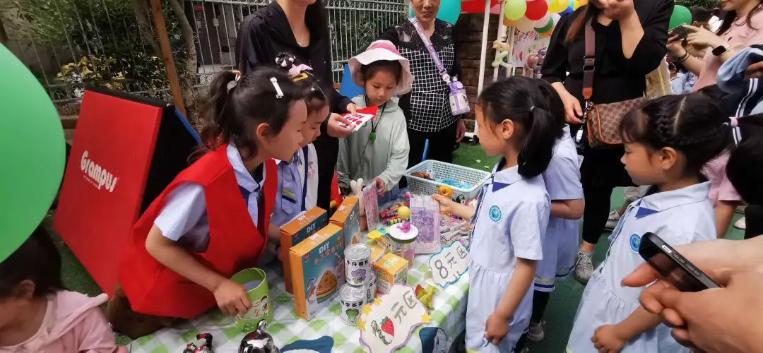 设计摊位、现场买卖！宝山这场慈善义卖让爱在孩子心中生根发芽(图3)