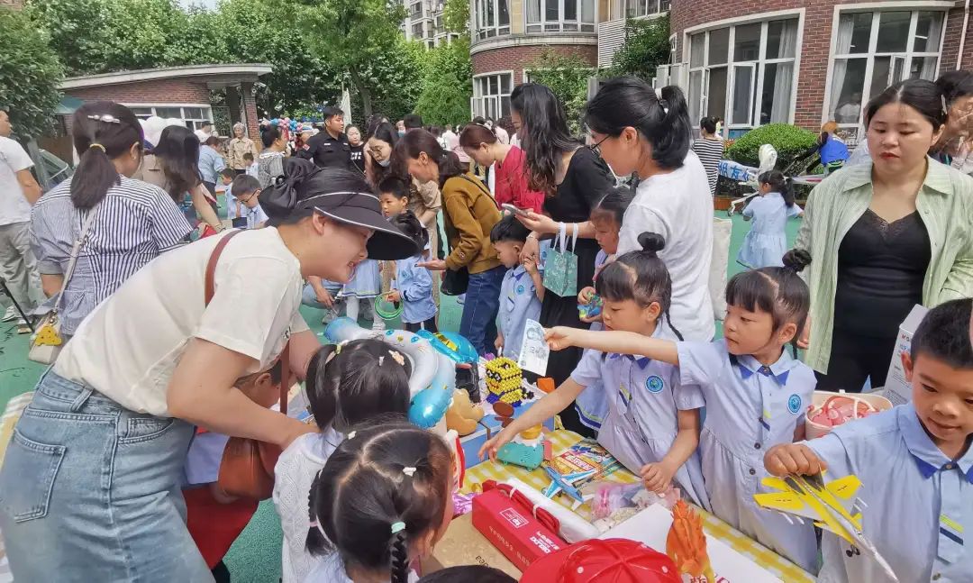 设计摊位、现场买卖！宝山这场慈善义卖让爱在孩子心中生根发芽(图1)