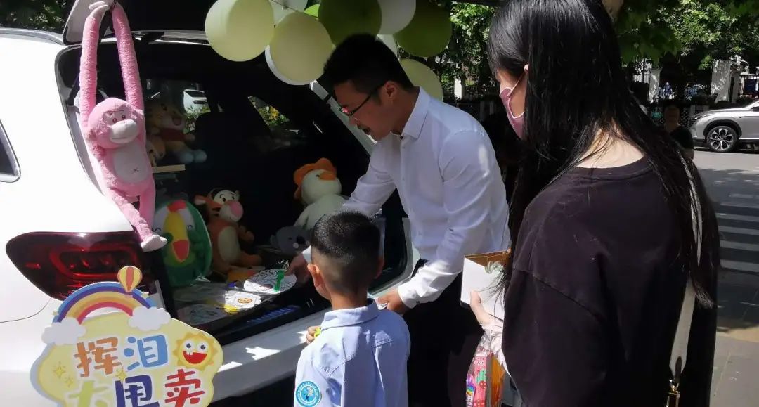 设计摊位、现场买卖！宝山这场慈善义卖让爱在孩子心中生根发芽(图5)