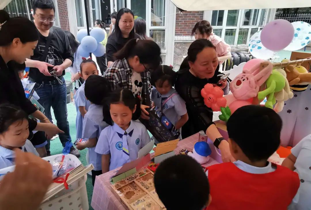 设计摊位、现场买卖！宝山这场慈善义卖让爱在孩子心中生根发芽(图4)