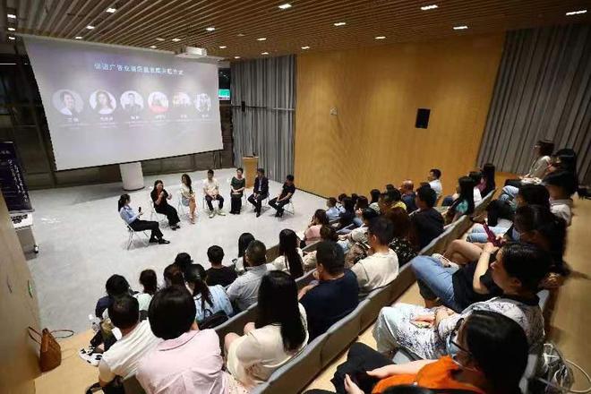 徐汇推出“广告•一卡通”把政策、服务送到企业门口(图1)