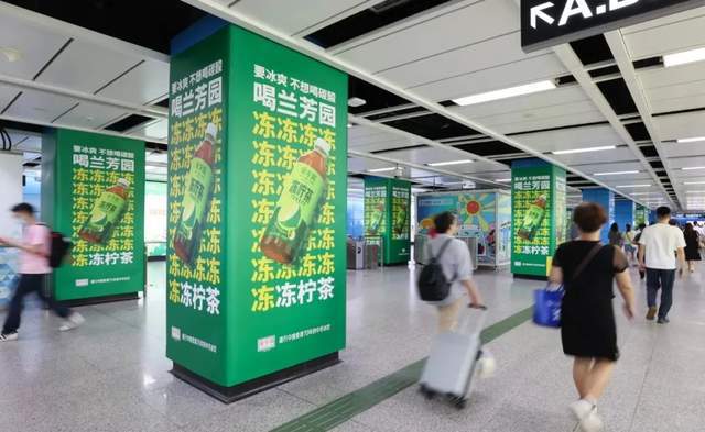 这些地铁和电梯广告吵得人脑瓜子嗡嗡响(图1)