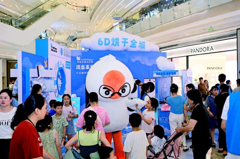 “6D烘干全城”快闪活动席卷福州小天鹅纯平全嵌洗烘套装烘出“干爽”幸福感(图1)