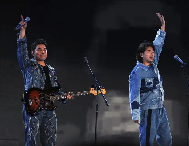 演唱会中途打广告卖衣服被吐槽知名组合发声明道歉(图1)