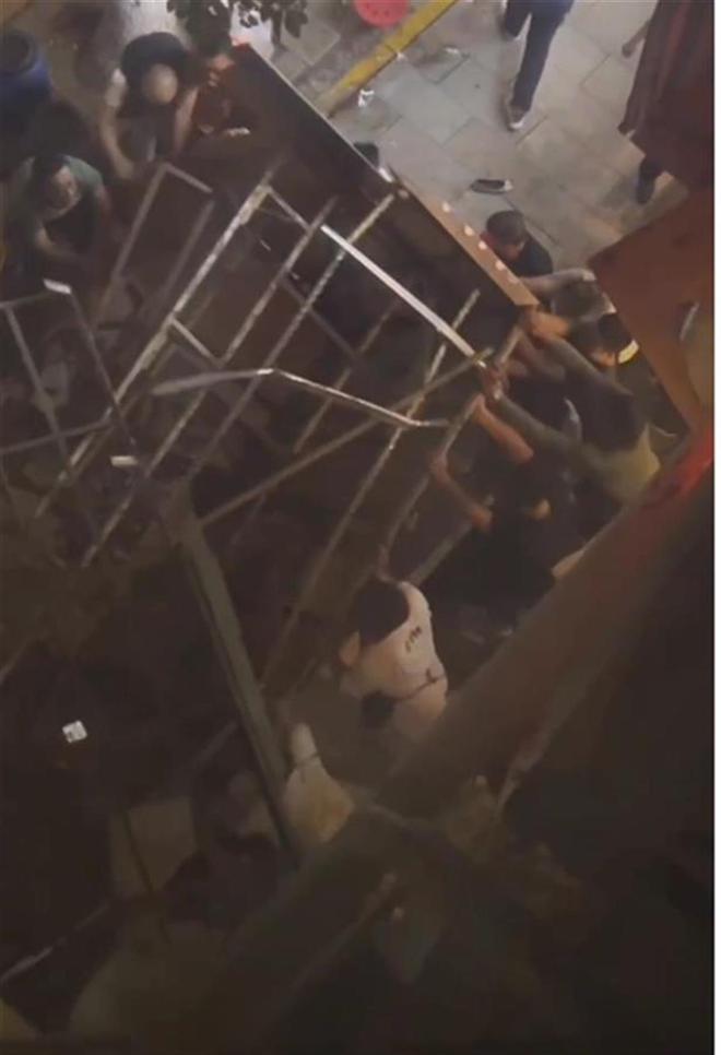 “昆明广告牌坠落事件”目击者：广告牌很重十余人奋力才拉起(图2)