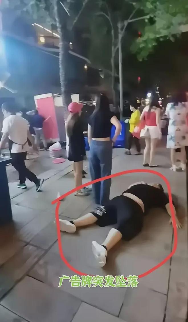 突发！25米广告牌坠落致3死7伤宝妈崩溃两个女儿一死一重伤！(图2)