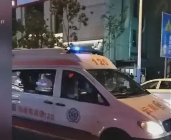 突发！25米广告牌坠落致3死7伤宝妈崩溃两个女儿一死一重伤！(图3)