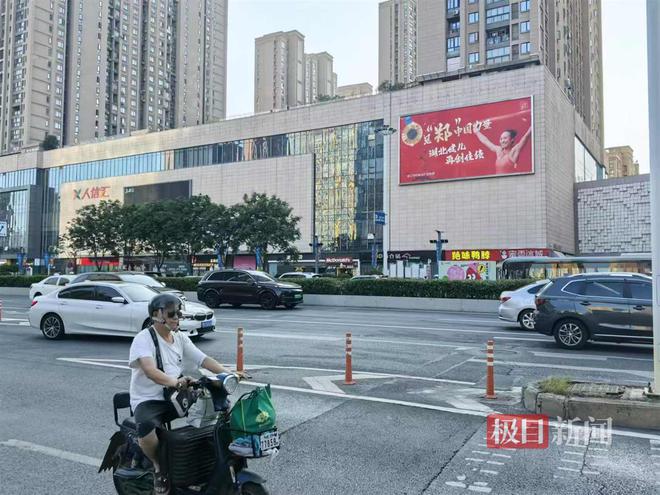 武汉一商场现巨幅公益广告为湖北奥运健儿“加油”(图1)
