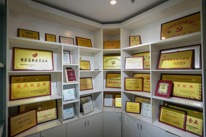 投放户外广告就选众益传媒！(图2)