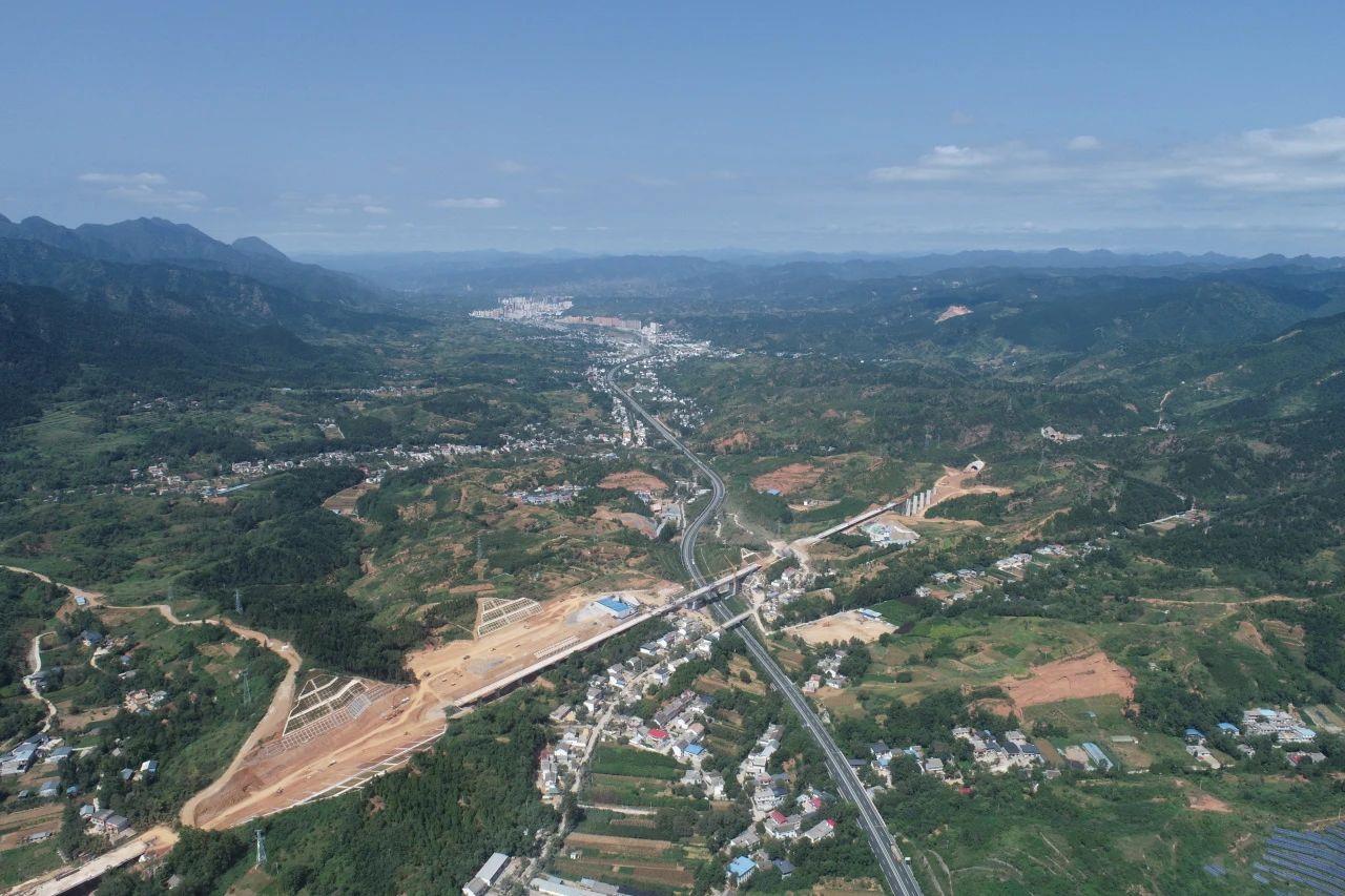 隧贯山河！三条设计时速350公里的高铁隧道贯通(图2)