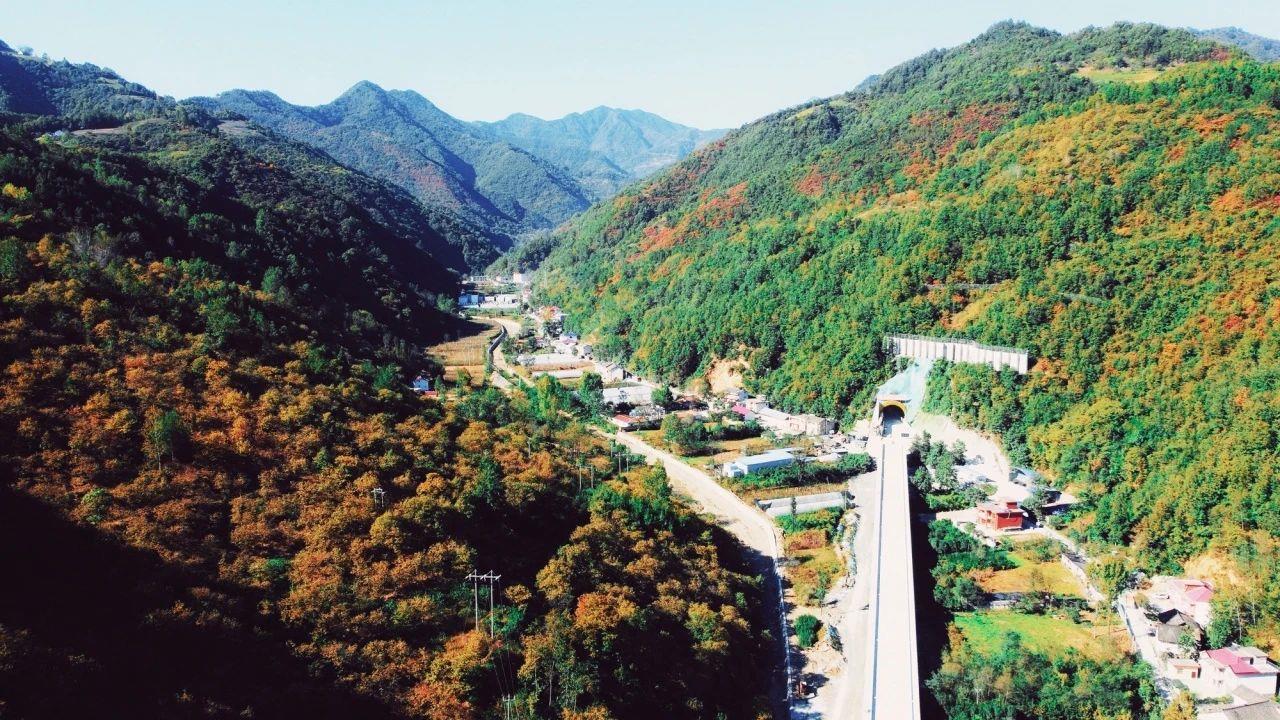 隧贯山河！三条设计时速350公里的高铁隧道贯通(图5)