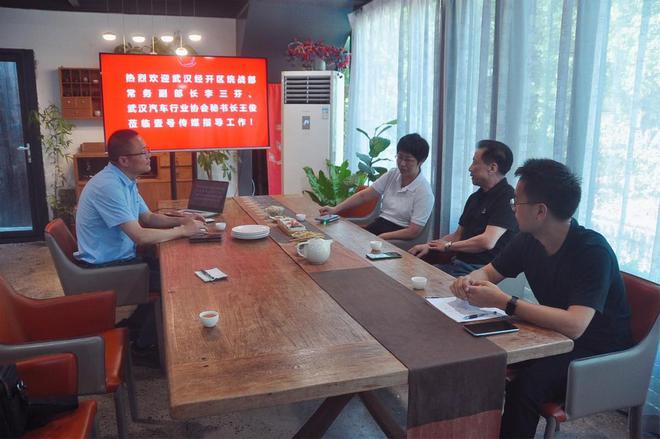 统战引领赋能传媒：武汉经开区工委统战部领导调研壹号传媒(图3)