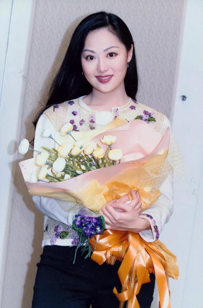 搞垮两个亿万男人难怪港媒称：钟镇涛娶她是有点自不量力(图2)
