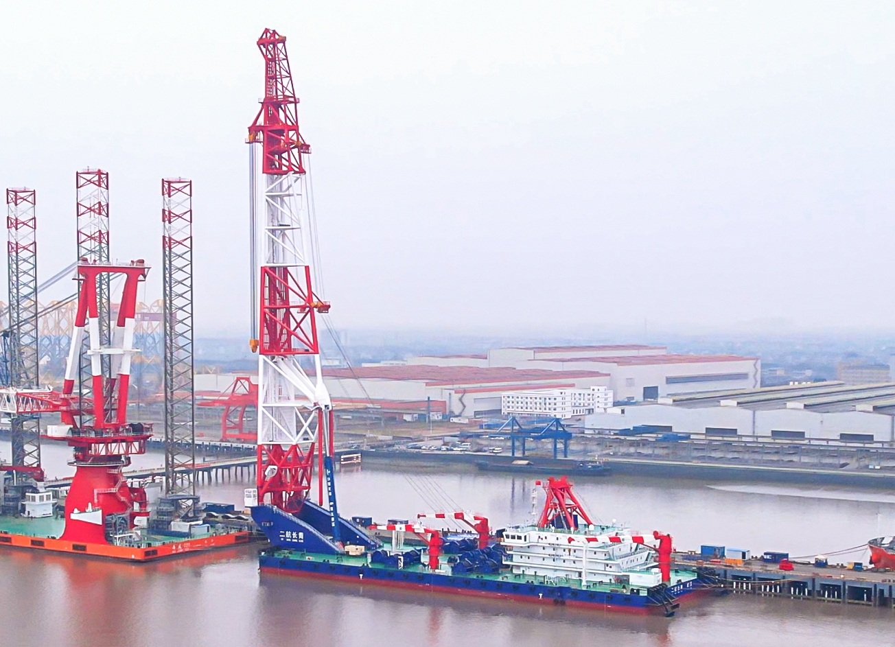 超大打桩船“二航长青”顺利交付(图1)