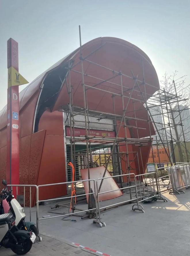 广州一地铁站口设计的像“棺材”地铁公司做回应网友不买账(图1)