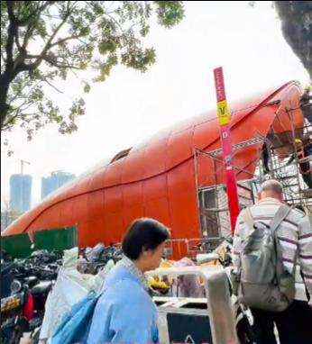 广州一地铁站口设计的像“棺材”地铁公司做回应网友不买账(图2)