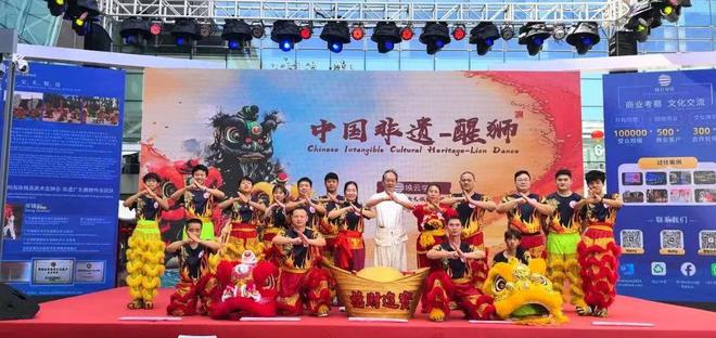 广交会上的暨大广告系留学生：双语向观众介绍醒狮等非遗文化(图3)