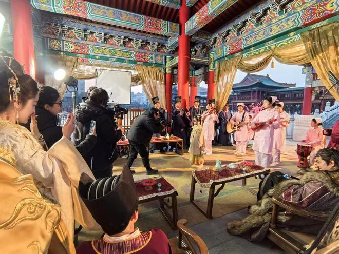 短剧也有春节档：剧组节前赶工传统影视人下场品质卷向长剧｜新春万象录(图3)