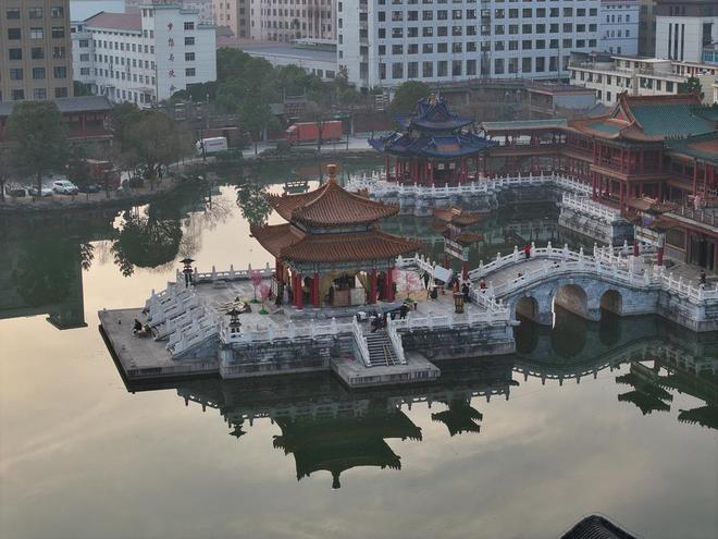 短剧也有春节档：剧组节前赶工传统影视人下场品质卷向长剧｜新春万象录(图5)