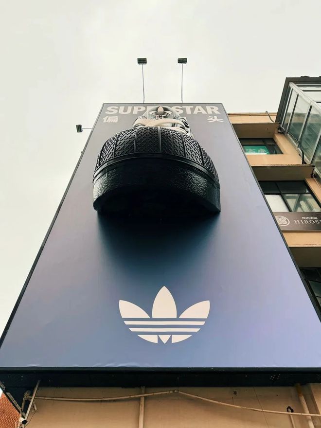 阿迪达斯把鞋头怼墙里广告太硬核了！(图5)
