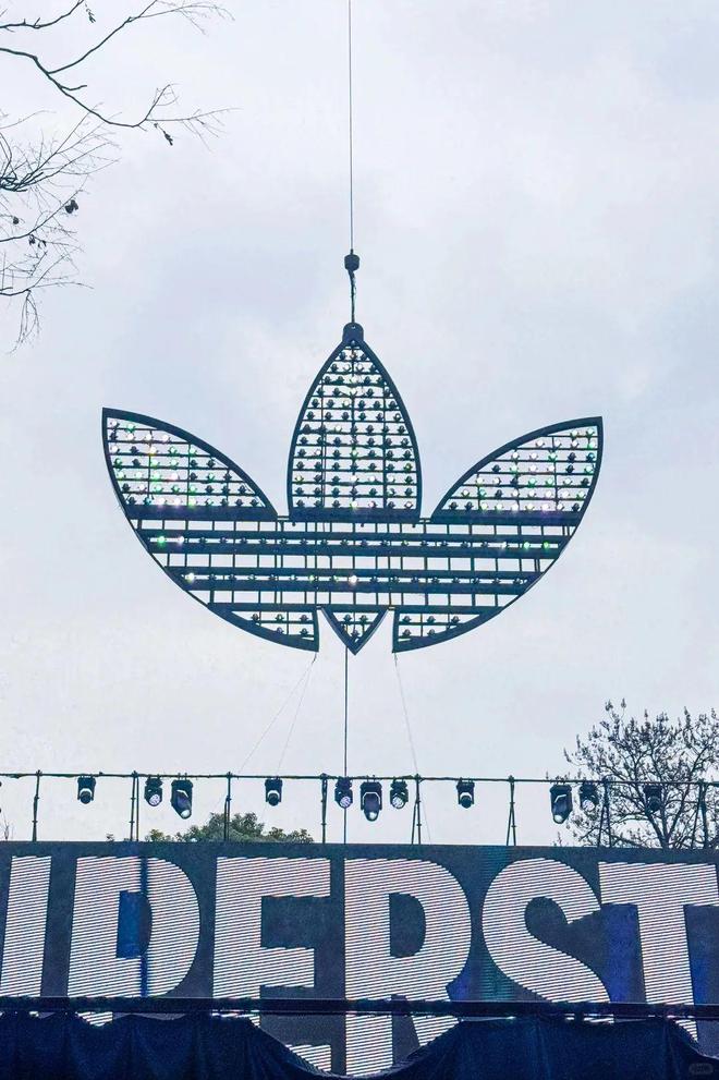 阿迪达斯把鞋头怼墙里广告太硬核了！(图9)