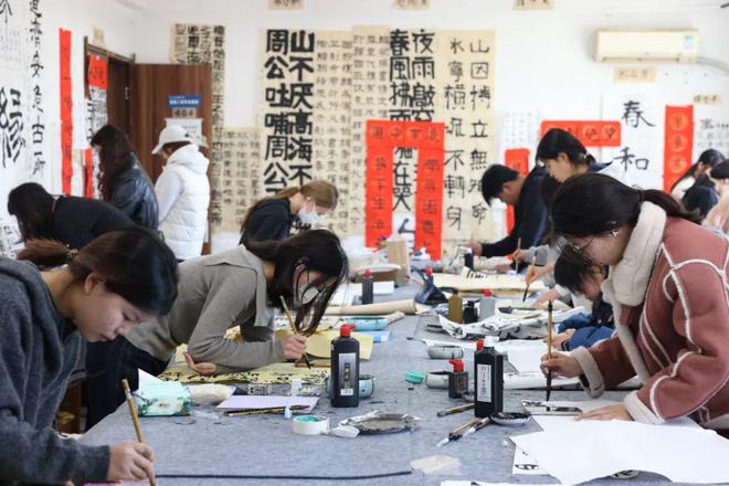 天津美术学院在全校开设书法通识课(图2)