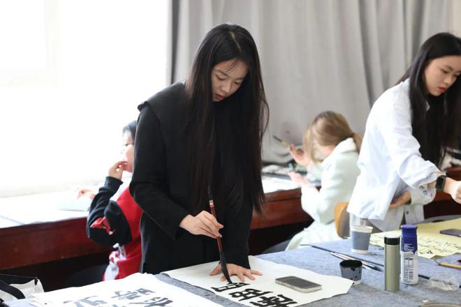 天津美术学院在全校开设书法通识课(图4)