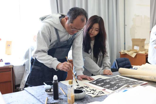 天津美术学院在全校开设书法通识课(图3)