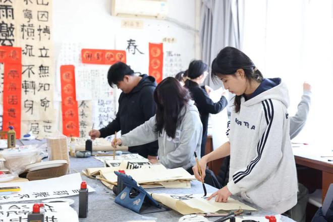 天津美术学院在全校开设书法通识课(图5)