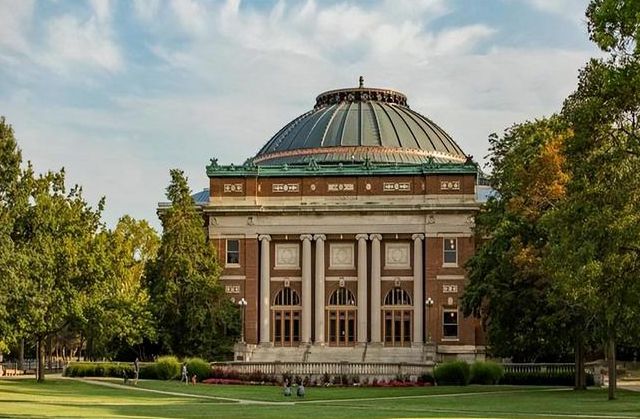 伊利诺伊大学香槟分校：申请条件、热门专业及费用详解不容错过(图1)
