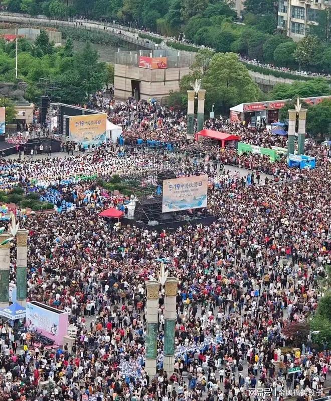 贵州已被“攻占”！全国游客人潮汹涌网友：这哪儿是来避暑的？(图2)