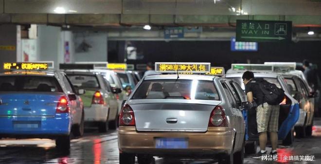 贵州已被“攻占”！全国游客人潮汹涌网友：这哪儿是来避暑的？(图3)