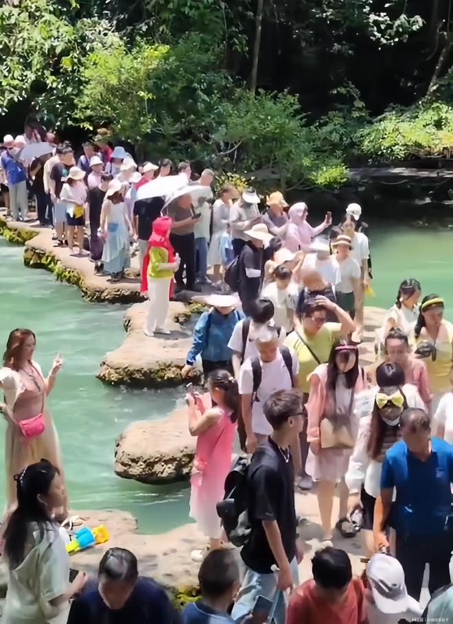 贵州已被“攻占”！全国游客人潮汹涌网友：这哪儿是来避暑的？(图15)