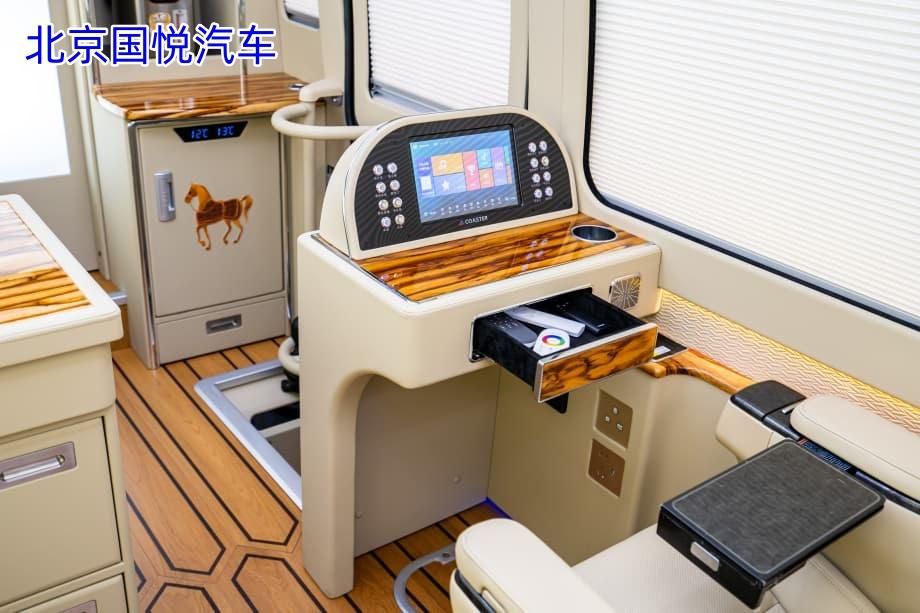山西太原丰田考斯特10座带卫生间大型商务车落地多少钱(图4)