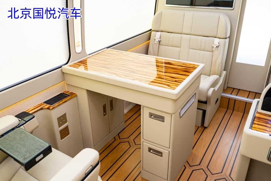 山西太原丰田考斯特10座带卫生间大型商务车落地多少钱(图3)