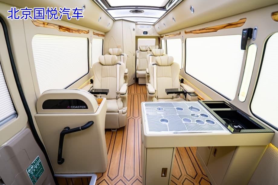 山西太原丰田考斯特10座带卫生间大型商务车落地多少钱(图2)
