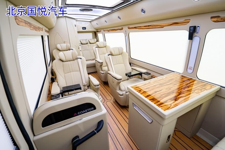 山西太原丰田考斯特10座带卫生间大型商务车落地多少钱(图1)