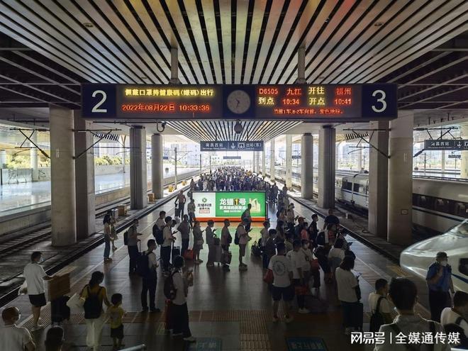 南昌西高铁站灯箱站台广告牌投放南昌西站高铁站广告灯箱价格(图1)