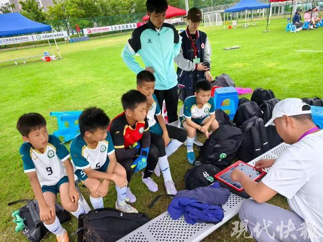 苏小超八小龙|南京游小浦口分校:四年实现区长杯、市长杯、省冠军三级跳(图4)