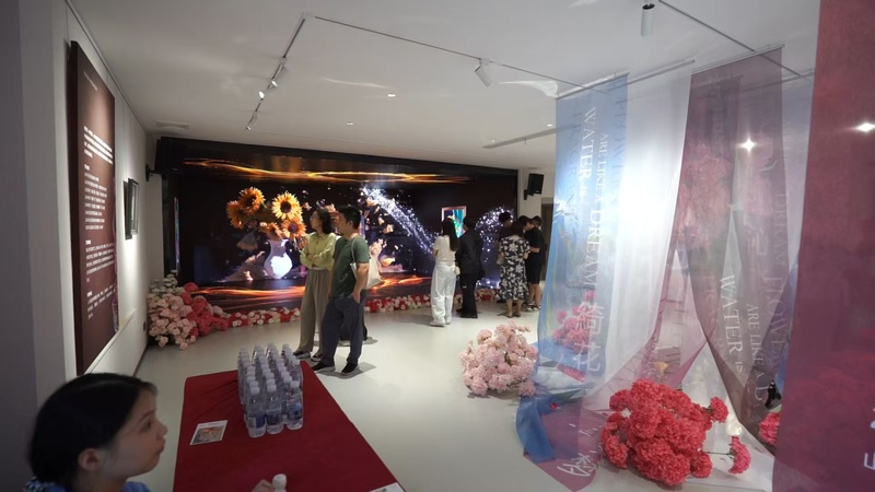 魏沁个展《曼丽红——绮花如梦·沁水凝香》正式开幕(图2)