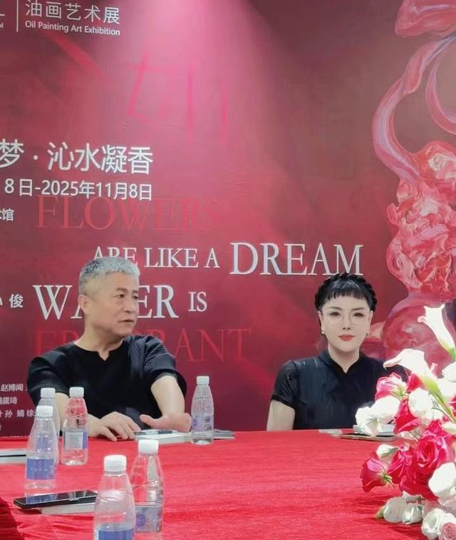 魏沁个展“曼丽红——绮花如梦•沁水凝香”开幕山对面·后湖美术馆首亮相(图1)