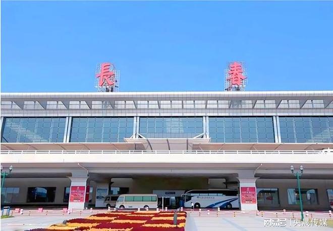 长春龙嘉机场到达通廊LED屏广告位介绍(央晟传媒)(图1)