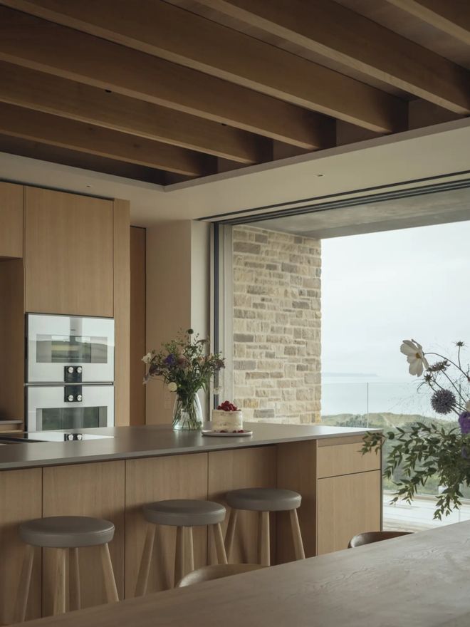 温柔巨人的自然哲学:40年经验凝练的斜坡住宅设计(图1)