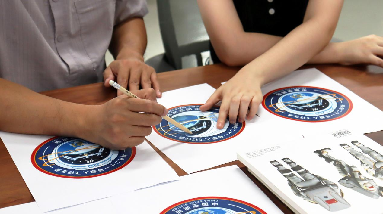 专访神舟二十一号标识设计者：以航天员头盔图案设计的标识里藏有怎样的星空？(图2)