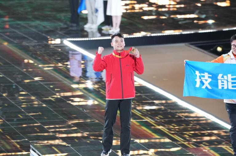 一场青年与时代的双向奔赴探访中国东方教育职业教育新路径(图1)