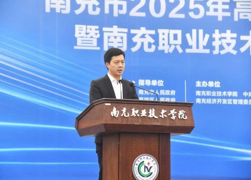242家企业携万余岗位助学子就业南充市2025年高校毕业生等青年就业服务攻坚行动暨“南职院”2026届毕业生冬季双选会举办(图5)