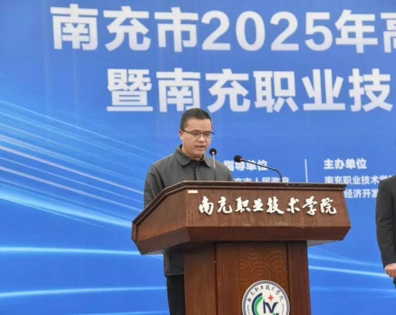 242家企业携万余岗位助学子就业南充市2025年高校毕业生等青年就业服务攻坚行动暨“南职院”2026届毕业生冬季双选会举办(图4)
