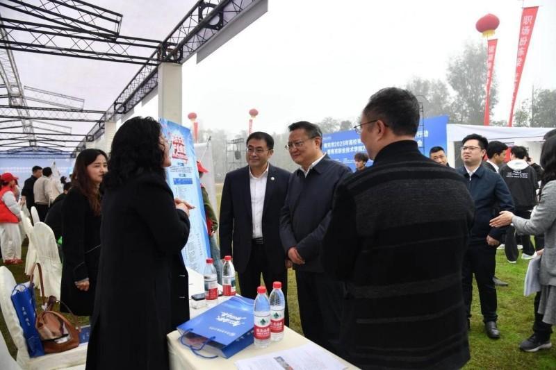 242家企业携万余岗位助学子就业南充市2025年高校毕业生等青年就业服务攻坚行动暨“南职院”2026届毕业生冬季双选会举办(图8)